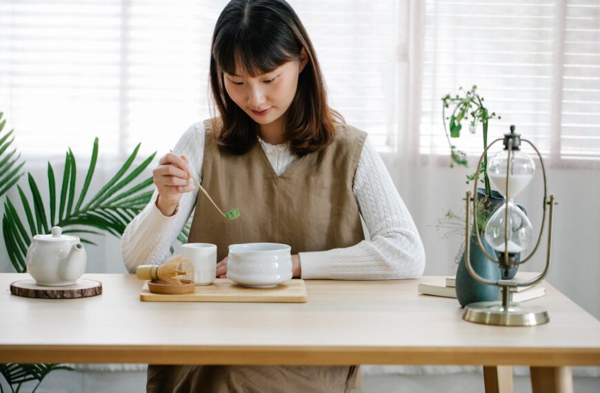 The Rise of Matcha in Specialty Tea Shops: A Healthful and Flavorful Option